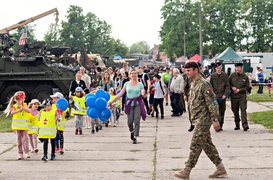 W mundurze... lecz bardziej na luzie
