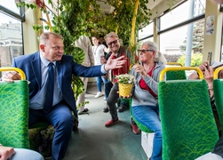 \"Tramwaj zielony przez ulice mego miasta mknie...\"