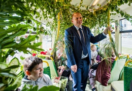 \"Tramwaj zielony przez ulice mego miasta mknie...\"