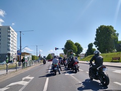 Jednośladem, na Dzień Dziecka, z pomocą