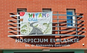 Wiozą pomoc na siodełkach