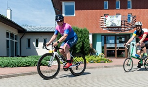 Wiozą pomoc na siodełkach