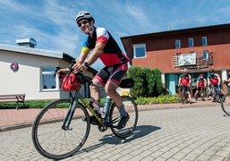 Wiozą pomoc na siodełkach