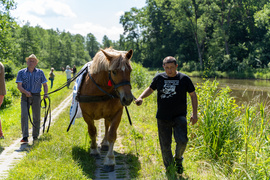 Tratwa, klacz i kanał