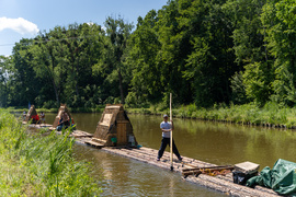 Tratwa, klacz i kanał