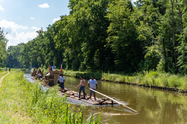 Tratwa, klacz i kanał