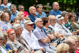 Myśliwi i strażacy w salonie muzycznym