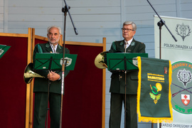 Myśliwi i strażacy w salonie muzycznym