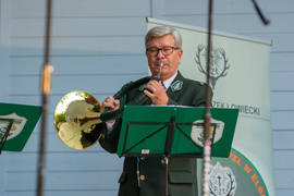 Myśliwi i strażacy w salonie muzycznym