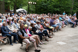 Myśliwi i strażacy w salonie muzycznym