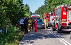 Droga 503. Auta po zderzeniu wylądowały w rowie