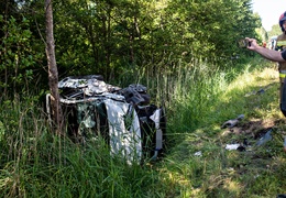 Droga 503. Auta po zderzeniu wylądowały w rowie