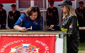 Strażacy ochotnicy z Łęcza mają swój sztandar zdjęcie nr 266592