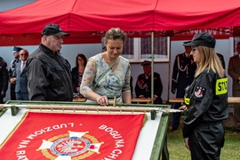 Strażacy ochotnicy z Łęcza mają swój sztandar zdjęcie nr 266608