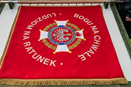 Strażacy ochotnicy z Łęcza mają swój sztandar zdjęcie nr 266576