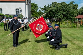 Strażacy ochotnicy z Łęcza mają swój sztandar zdjęcie nr 266624