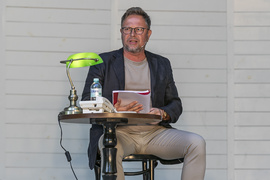 Portier, kobieta i teatr w leśnym parku