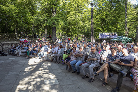 Portier, kobieta i teatr w leśnym parku