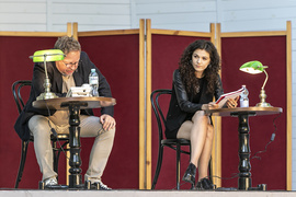 Portier, kobieta i teatr w leśnym parku