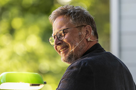 Portier, kobieta i teatr w leśnym parku