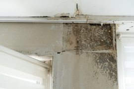 Mieszkaniec: \"Woda leje się na elektrykę\"