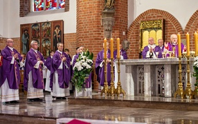 Pożegnali biskupa Jana Styrnę zdjęcie nr 270612