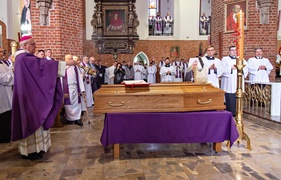 Pożegnali biskupa Jana Styrnę zdjęcie nr 270634
