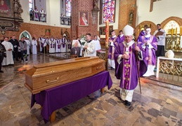 Pożegnali biskupa Jana Styrnę zdjęcie nr 270636