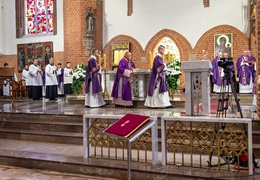 Pożegnali biskupa Jana Styrnę zdjęcie nr 270590