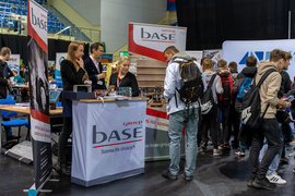 Praca (i szkoła) szukają człowieka