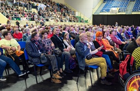 „Kto kocha, ten jest zdolny do poświęceń”. Nagroda Tuus dla Elżbiety Szandrochy
