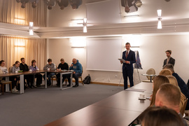 Dwa światy. Młodzi radni spotkali się ze „starymi“