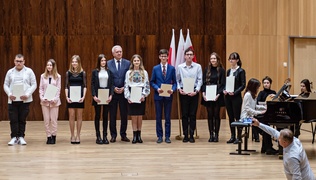 Najlepsi ze stypendiami premiera