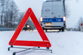 Uwaga ślisko! Uderzył w drzewo na drodze nr 504