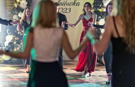 \"Bawcie się świetnie i zapomnijcie się na chwilę\". Studniówka IV LO