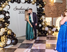 \"Bawcie się świetnie i zapomnijcie się na chwilę\". Studniówka IV LO