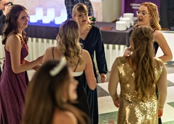 \"Bawcie się świetnie i zapomnijcie się na chwilę\". Studniówka IV LO