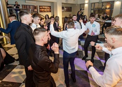 \"Bawcie się świetnie i zapomnijcie się na chwilę\". Studniówka IV LO