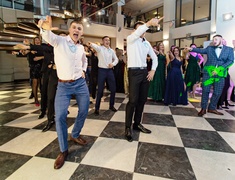 \"Bawcie się świetnie i zapomnijcie się na chwilę\". Studniówka IV LO