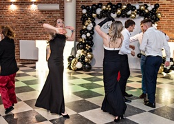 \"Bawcie się świetnie i zapomnijcie się na chwilę\". Studniówka IV LO