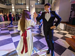 \"Bawcie się świetnie i zapomnijcie się na chwilę\". Studniówka IV LO