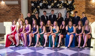 \"Bawcie się świetnie i zapomnijcie się na chwilę\". Studniówka IV LO