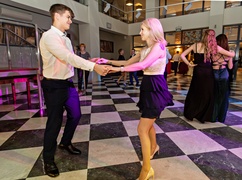 \"Bawcie się świetnie i zapomnijcie się na chwilę\". Studniówka IV LO