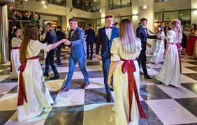 \"Bawcie się świetnie i zapomnijcie się na chwilę\". Studniówka IV LO