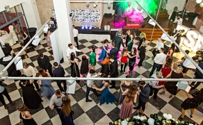 Studniówka ZSEiO: „Jesteście piękni, cudowni i tak też macie się bawić\"