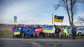 Ambasador w Pieniężnie. Demonstracja prorosyjska, antyrosyjska pikieta