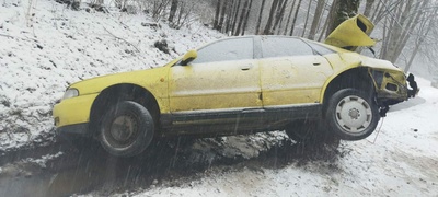 Trudne warunki na drogach. Audi uderzyło w drzewo