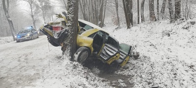 Trudne warunki na drogach. Audi uderzyło w drzewo