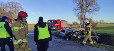 Zderzenie na skrzyżowaniu. Samochód stanął w płomieniach