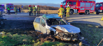 Zderzenie na skrzyżowaniu. Samochód stanął w płomieniach